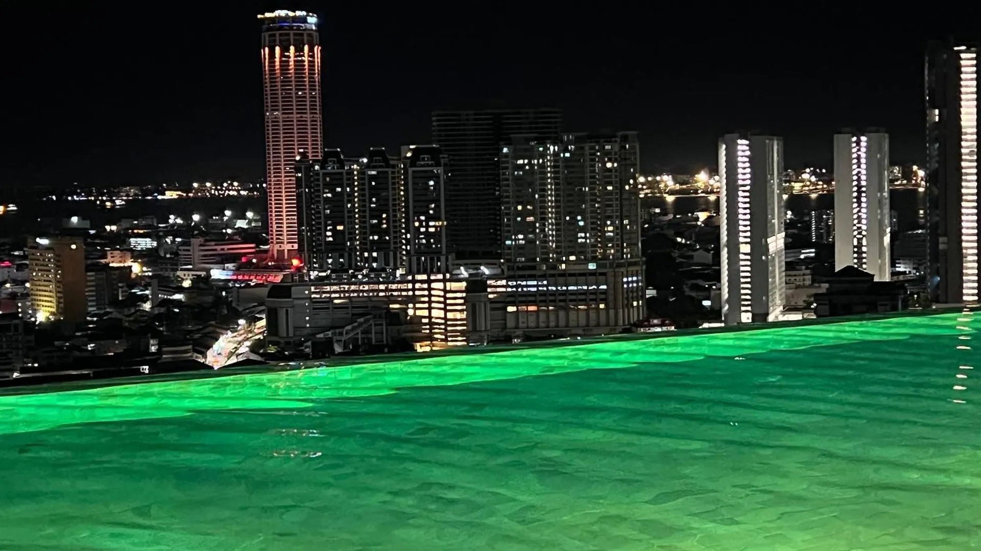 Georgetown#Amazing Skypool#Modern & Elegant Suite# 0*, George Town